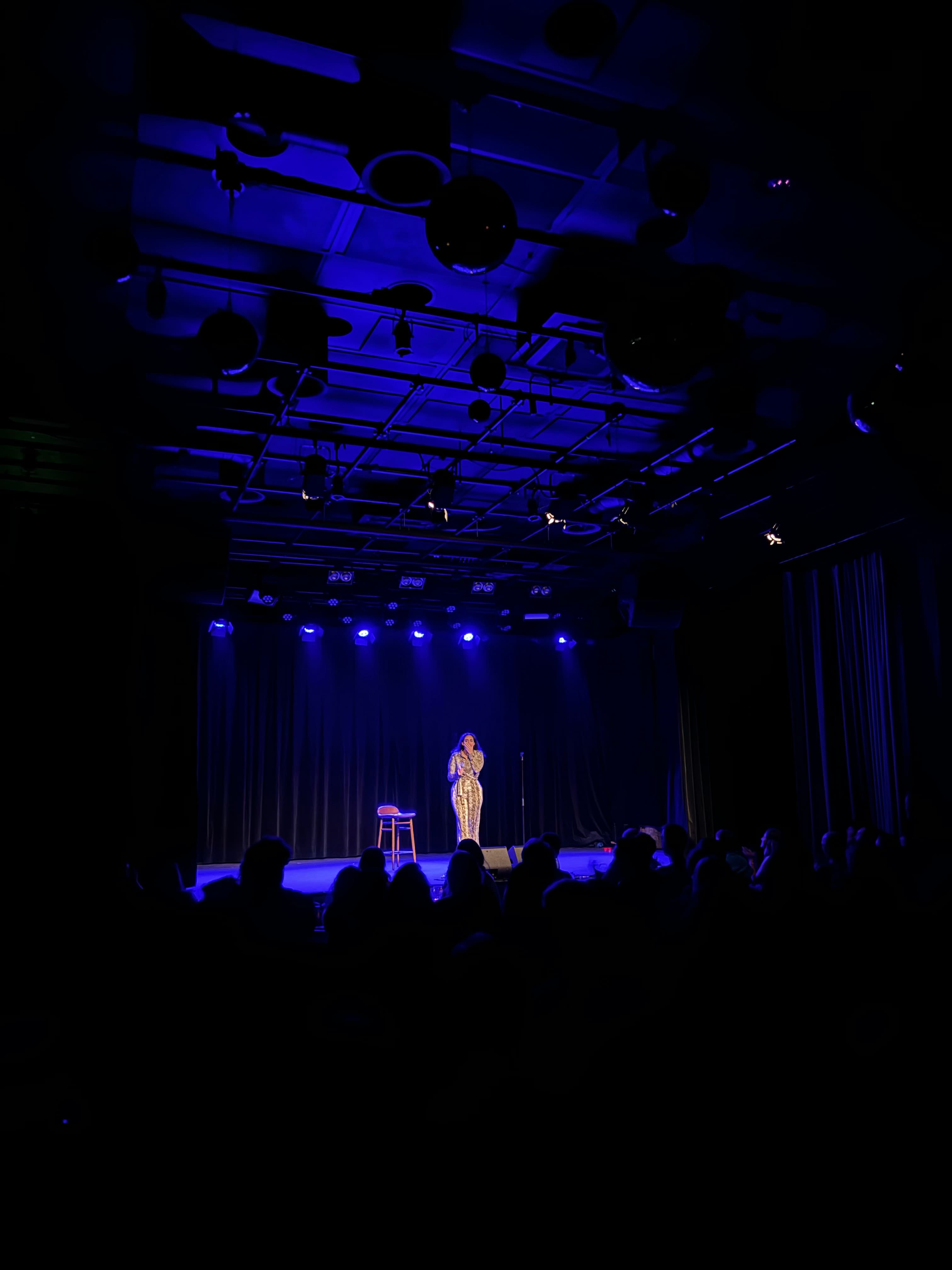 Espetáculo no gelo — palco com performers e luz azul